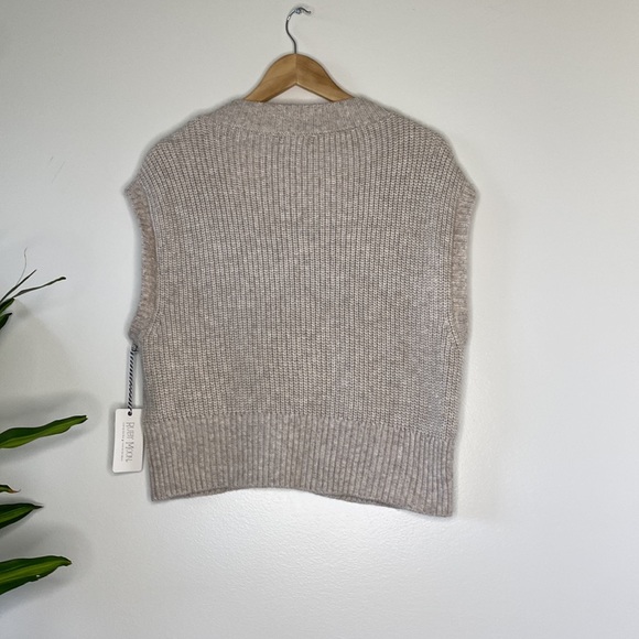 Women’s Medium V-neck sweater vest - Picture 2 of 4